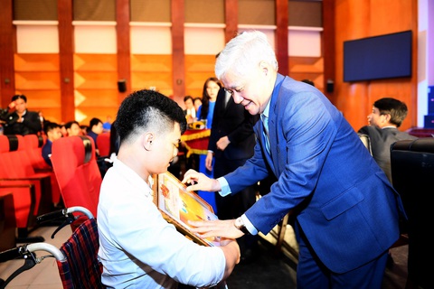 Tôn vinh 35 tấm gương lan tỏa nghị lực sống cho cộng đồng người khuyết tật- Ảnh 1. Ông Đỗ Văn Chiến - chủ tịch Ủy ban Trung ương Mặt trận Tổ quốc Việt Nam - trao bằng khen cho gương thanh niên "Tỏa sáng nghị lực Việt" - Ảnh: DƯƠNG TRIỀU