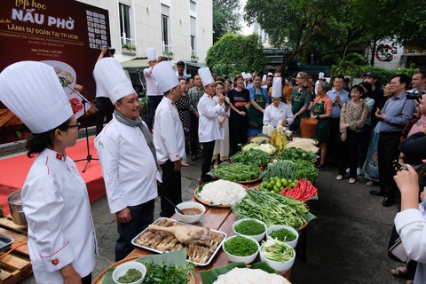 Các đầu bếp Việt Nam hướng dẫn nấu phở tại Lớp học nấu Phở dành cho Lãnh sự đoàn tại TP.HCM sáng 24-11 - Ảnh: TRẦN PHƯƠNG Các đầu bếp Việt Nam hướng dẫn nấu phở ở lớp học nấu phở dành cho Lãnh sự đoàn tại TP.HCM sáng 24-11 - Ảnh: TRẦN PHƯƠNG