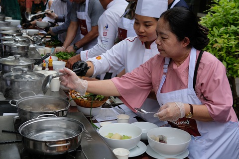 Đại diện Tổng lãnh sự quán Campuchia tại TP.HCM học nấu phở - Ảnh: TRẦN PHƯƠNG Đại diện Tổng lãnh sự quán Campuchia tại TP.HCM học nấu phở - Ảnh: TRẦN PHƯƠNG