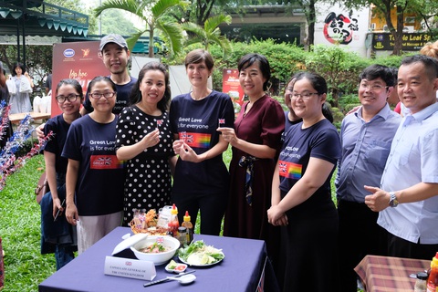 Bà Phạm Trần Thanh Thảo, Phó Giám đốc Sở Ngoại vụ (thứ 3 từ trái sang) chụp ảnh cùng bà Emily Hamblin - tổng lãnh sự Vương quốc Anh tại TP.HCM và các khách mời tại Lớp học nấu Phở dành cho Lãnh sự đoàn tại TP.HCM sáng 24-11 - ẢNh: TRẦN PHƯƠNG Bà Phạm Trần Thanh Thảo, phó giám đốc Sở Ngoại vụ (thứ tư từ trái sang), chụp ảnh cùng bà Emily Hamblin - tổng lãnh sự Vương quốc Anh tại TP.HCM và các khách mời tại lớp học nấu phở dành cho Lãnh sự đoàn tại TP.HCM sáng 24-11 - Ảnh: TRẦN PHƯƠNG