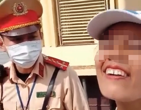 Thường xuyên quay clip 'tỏ tình cảnh sát giao thông', nữ TikToker viết cam kết không tái phạm- Ảnh 1. Hình ảnh người phụ nữ trong đoạn clip chị này đăng lên mạng xã hội - Ảnh: Cắt từ clip