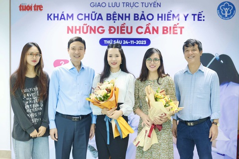 Chuyển tuyến bảo hiểm y tế, khám bệnh nội trú được chi trả thế nào?- Ảnh 1. Các khách mời tham gia giao lưu trực tuyến sáng 24-11 (giữa) - Ảnh: NGUYỄN KHÁNH