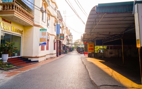 Chủ tịch Hải Phòng đi thực địa Đồ Sơn, ‘sờ’ đến đâu ở đó có vi phạm- Ảnh 2. Khu 2 quận Đồ Sơn vắng lặng khác hẳn ngày thường khi đoàn kiểm tra đến - Ảnh: Đ.THANH