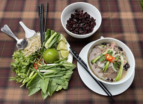 Phở có quả mọng khô của Tổng lãnh sự quán Belarus tại TP.HCM - Ảnh: NGỌC ĐÔNG Phở có quả mọng khô của Tổng lãnh sự quán Belarus tại TP.HCM - Ảnh: NGỌC ĐÔNG