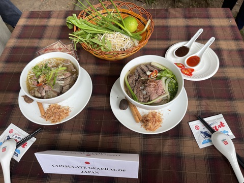 Tô phở của Tổng lãnh sự quán Nhật Bản tại TP.HCM được trang trí với cá khô bào, món thường thấy trong các món ăn Nhật - Ảnh: NGỌC ĐÔNG Tô phở của Tổng lãnh sự quán Nhật Bản tại TP.HCM được trang trí với cá khô bào, món thường thấy trong các món ăn Nhật - Ảnh: NGỌC ĐÔNG