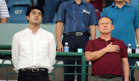 Công ty đại diện giữ bí mật vụ HLV Park Hang Seo- Ảnh 2. Người đại diện Lee Dong Jun (trái) và HLV Park Hang Seo khi còn dẫn dắt đội tuyển Việt Nam - Ảnh: N.K.