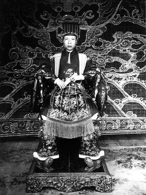 Bí ẩn mỹ nhân nội cung vua Khải Định - Kỳ 1: Nội cung có mấy mỹ miều- Ảnh 2. Vua Khải Định vốn không thích và không gần gũi phụ nữ dù có đến 12 bà vợ - Ảnh tư liệu