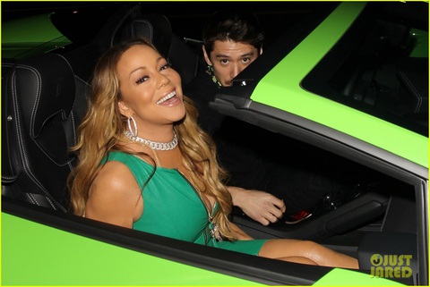 Mariah Carey có bộ sưu tập xe đắt tiền nhưng không được lái- Ảnh 13. Lamborghini Huracan Spyder là chiếc xe yêu thích của Carey. Người ta thường xuyên thấy cô xuất hiện trong các bữa tiệc hay đi chơi bằng chiếc xe này. Chỉ đáng tiếc, dù sở hữu động cơ vô cùng mạnh mẽ - V10 hút khí tự nhiên 5.2L 610 mã lực, người chủ không thể cảm nhận được đầy đủ cảm giác hưng phấn sau vô lăng khi không có bằng lái. Một chiếc Lamborghini khác là Murcielago Roadster lại ít khi được Carey sử dụng. Việc có quá nhiều xe xịn có lẽ đã phần nào khiến cô bị sao nhãng. Việc để một "quái thú tốc độ" nằm ì trong garage có thể khiến nhiều người "xót xa". Chiếc xe mui trần sang trọng được trang bị động cơ V12 hút khí tự nhiên 6.5L và sở hữu một trong những hộp số sàn chuyển số nhanh nhất - Ảnh: Just Jared