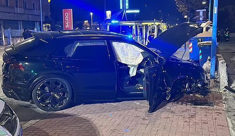 Tin tức thể thao sáng 24-11: 'Cậu bé hư' Balotelli gặp tai nạn nghiêm trọng, xe vỡ nát- Ảnh 2. Chiếc xe của Balotelli vỡ nát phần đầu sau khi tự tông vào một bức tường ven đường - Ảnh: DAILY MAIL