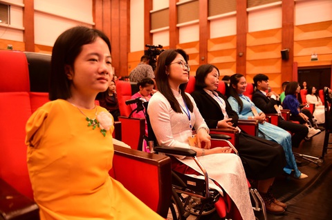 Tôn vinh 35 tấm gương lan tỏa nghị lực sống cho cộng đồng người khuyết tật- Ảnh 3. Những tấm gương thanh niên khuyết tật truyền cảm hứng cho cộng đồng, tạo giá trị cho xã hội - Ảnh: DƯƠNG TRIỀU