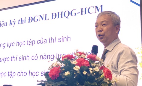Cấu trúc đề thi đánh giá năng lực 2025 Đại học Quốc gia TP.HCM ra sao?- Ảnh 2. Ông Nguyễn Quốc Chính công bố thông tin về kế hoạch tổ chức kỳ thi đánh giá năng lực năm 2024 và định hướng năm 2025