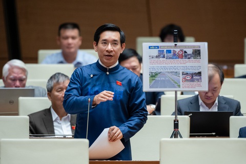Đại biểu mặc áo dài, mang sơ đồ minh họa ra thảo luận tại Quốc hội- Ảnh 1. Đại biểu Nguyễn Văn Cảnh - Ảnh: GIA HÂN