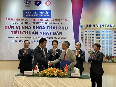 Thành lập đơn vị nha khoa chăm sóc thai phụ theo công nghệ Nhật Bản- Ảnh 1. Bệnh viện Từ Dũ và Hiệp hội Sakura Nhật Bản ký kết hợp tác thành lập đơn vị nha khoa thai phụ tiêu chuẩn Nhật Bản - Ảnh: H.L.