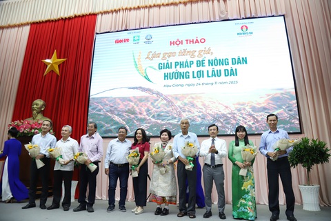 'Doanh nghiệp phân bón chỉ vì lợi nhuận thì không thể lâu bền'- Ảnh 2. Các chuyên gia và đại diện các đơn vị đồng hành nhận hoa từ ban tổ chức hội thảo - Ảnh: CHÍ QUỐC