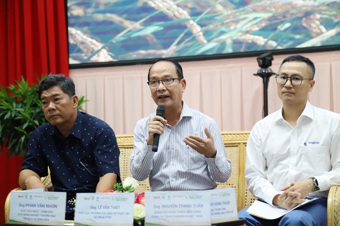 'Doanh nghiệp phân bón chỉ vì lợi nhuận thì không thể lâu bền'- Ảnh 4. Phó Cục trưởng Cục Bảo vệ thực vật Lê Văn Thiệt (giữa) phát biểu tại hội thảo - Ảnh: CHÍ QUỐC