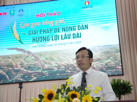 Lúa gạo tăng giá, tổ chức hội thảo tìm giải pháp để nông dân hưởng lợi lâu dài- Ảnh 5. Nhà báo Trần Xuân Toàn - phó tổng biên tập báo Tuổi Trẻ - phát biểu khai mạc hội thảo - Ảnh: CHÍ QUỐC