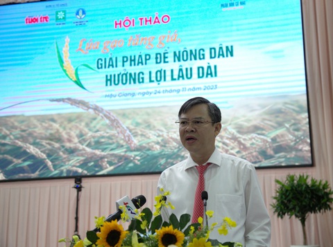 Lúa gạo tăng giá, tổ chức hội thảo tìm giải pháp để nông dân hưởng lợi lâu dài- Ảnh 6. Ông Trương Cảnh Tuyên - Phó chủ tịch UBND tỉnh Hậu Giang - phát biểu tại hội thảo - Ảnh: CHÍ QUỐC