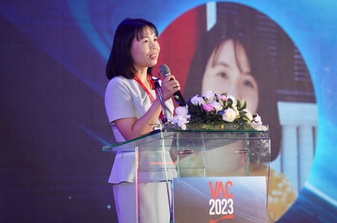 350 chuyên gia phác thảo 'kỷ nguyên mới' ngành bảo hiểm Việt Nam- Ảnh 2. Bà Lý Thị Thu Thủy, trưởng Phòng Bảo hiểm nhân thọ - Cục Quản lý và Giám sát bảo hiểm (Bộ Tài chính), phát biểu mở đầu sự kiện.