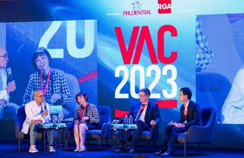 350 chuyên gia phác thảo 'kỷ nguyên mới' ngành bảo hiểm Việt Nam- Ảnh 4. Ông Trần Thanh Phong - phó tổng giám đốc Prudential Việt Nam (ngoài cùng bên trái) - cùng đại diện đến từ các công ty tái bảo hiểm.