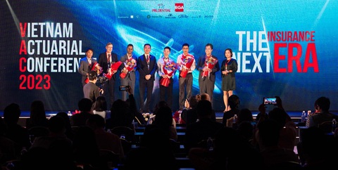 350 chuyên gia phác thảo 'kỷ nguyên mới' ngành bảo hiểm Việt Nam- Ảnh 5. Ông Phương Tiến Minh - tổng giám đốc Prudential Việt Nam (giữa) - cảm ơn đơn vị tài trợ đã đồng hành hội nghị.