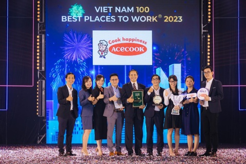 Acecook Việt Nam nằm trong top 100 Nơi làm việc tốt nhất Việt Nam 2023- Ảnh 2. Ông Phạm Văn Nam - Giám đốc Khối Hành Chính Nhân Sự của Acecook Việt Nam - nhận giải