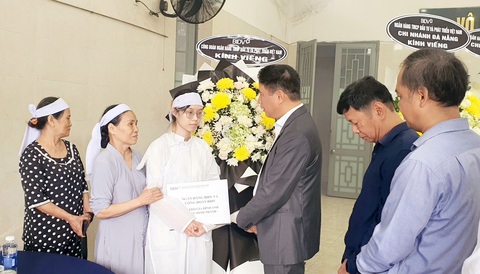 Lãnh đạo BIDV viếng thăm và hỗ trợ gia đình nạn nhân vụ cướp ngân hàng tại Đà Nẵng- Ảnh 1. Ông Trần Phương, đại diện lãnh đạo BIDV, động viên và trao hỗ trợ cho gia đình nạn nhân Trần Minh Thành - Ảnh: BIDV