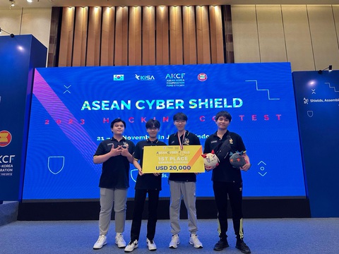 Sinh viên Đại học Quốc gia TP.HCM đoạt giải nhất cuộc thi an ninh mạng ASEAN- Ảnh 1. Đội UIT.purf3ct Trường đại học Công nghệ thông tin (Đại học Quốc gia TP.HCM) được trao giải nhất Cuộc thi ASEAN Cyber Shield (ACS) 2023 tối nay 24-11 tại Jakarta, Indonesia