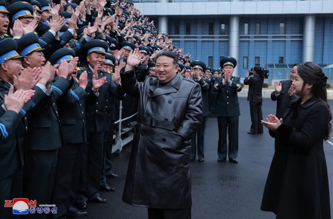 Lãnh đạo Triều Tiên Kim Jong Un và con gái Kim Ju Ae đến thăm Cơ quan hàng không vũ trụ Triều Tiên (NATA) - Ảnh: KCNA Lãnh đạo Triều Tiên Kim Jong Un và ái nữ Kim Ju Ae đến thăm Cơ quan Công nghệ hàng không vũ trụ Triều Tiên (NATA) - Ảnh: KCNA
