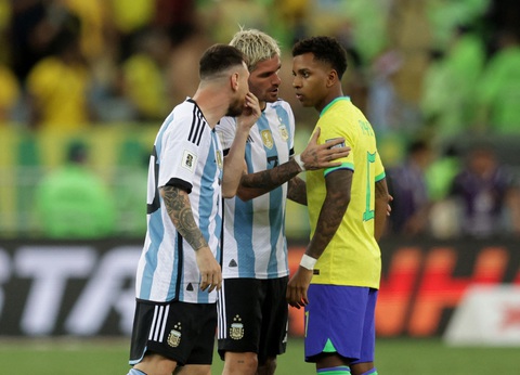 Tin tức thể thao sáng 24-11: 'Cậu bé hư' Balotelli gặp tai nạn nghiêm trọng, xe vỡ nát- Ảnh 3. Rodrygo tranh cãi với Messi trong trận đấu giữa Brazil và Argentina - Ảnh: REUTERS