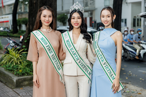 Hoàng Kim Chi, Đỗ Thị Lan Anh và Hoàng Thị Yến Nhi (từ trái qua) Miss Earth Vietnam 2023 - Đỗ Thị Lan Anh, Miss Water Vietnam 2023 - Hoàng Thị Yến Nhi, Miss Fire Vietnam 2023 - Hoàng Thị Kim Chi đồng hành cùng lễ ký kết.