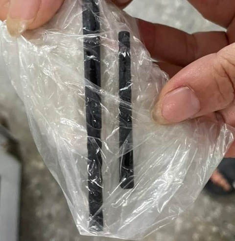 Hai nửa chiếc đũa nằm trong hộp sọ người đàn ông suốt 5 tháng- Ảnh 2. Hai đoạn đũa đâm sâu từ hốc mũi vào nội sọ mà anh T. đã dùng nhíp gắp ra - Ảnh: NGUYỄN VĂN MẬN