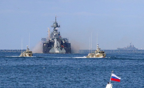 Ukraine có bế tắc không?- Ảnh 1. Tàu chiến của Nga ở khu vực cảng Sevastopol, bán đảo Crimea - Ảnh: REUTERS