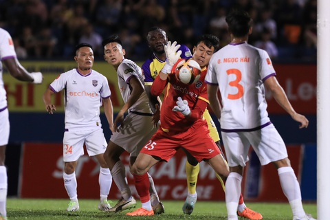 Phạm Tuấn Hải lập siêu phẩm sút xa như Beckham ở V-League- Ảnh 2. Thủ môn Minh Toàn chơi xuất sắc nhưng không thể ngăn B.Bình Dương thủng lưới - Ảnh: MINH DÂN