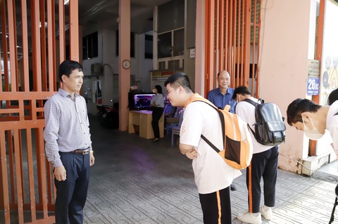 Giám thị - Những thầy cô không đứng bục giảng - Kỳ cuối: Đỏ mắt tìm không ra giám thị chuyên nghiệp- Ảnh 2. Thầy giám thị Trần Quốc Dương đón học sinh vào trường vào mỗi buổi sáng - Ảnh: NHƯ HÙNG