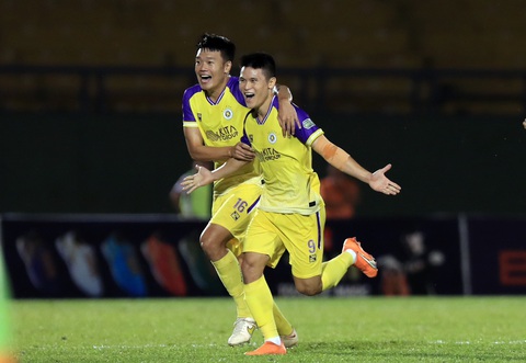 Phạm Tuấn Hải lập siêu phẩm sút xa như Beckham ở V-League- Ảnh 1. Tiền đạo Phạm Tuấn Hải (9) ăn mừng bàn thắng - Ảnh: MINH DÂN