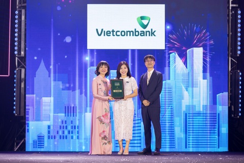 Vietcombank liên tiếp là ngân hàng có môi trường làm việc tốt nhất- Ảnh 1. Đại diện Vietcombank nhận giải thưởng từ ban tổ chức - Ảnh: VCB