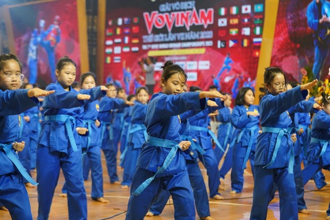 Hoành tráng lễ khai mạc Giải vovinam thế giới lần 7-2023 ở TP.HCM- Ảnh 2. Đồng diễn võ nhạc vovinam học đường của 700 em học sinh - Ảnh: QUANG LIÊM