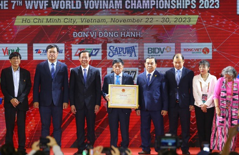 Hoành tráng lễ khai mạc Giải vovinam thế giới lần 7-2023 ở TP.HCM- Ảnh 3. Trao chứng nhận Di sản văn hóa phi vật thể quốc gia cho môn phái Vovinam Việt võ đạo - Ảnh: QUANG THỊNH