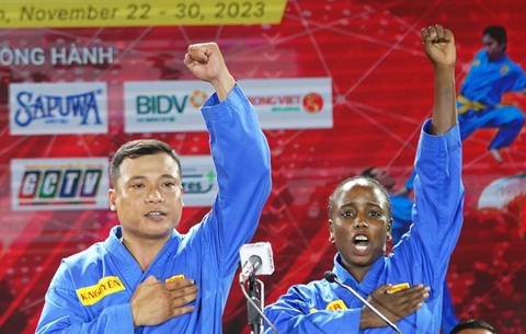 Hoành tráng lễ khai mạc Giải vovinam thế giới lần 7-2023 ở TP.HCM- Ảnh 4. Vận động viên Huỳnh Khắc Nguyên (đội tuyển vovinam Việt Nam) và Alkherraz Hadjer (đội tuyển vovinam Algeria) đại diện vận động viên đọc lời tuyên thệ - Ảnh: QUANG THỊNH