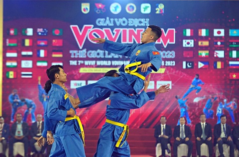 Hoành tráng lễ khai mạc Giải vovinam thế giới lần 7-2023 ở TP.HCM- Ảnh 1. Một tiết mục biểu diễn đòn chân của vovinam tại lễ khai mạc - Ảnh: QUANG LIÊM
