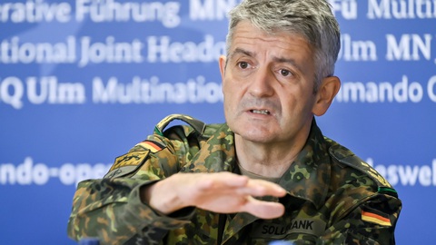 NATO kêu gọi lập 'Schengen quân sự' để phản ứng nhanh với Nga- Ảnh 1. Trung tướng Alexander Sollfrank là người đứng đầu Bộ chỉ huy kích hoạt hỗ trợ chung (JSEC) của NATO - Ảnh: swp.de
