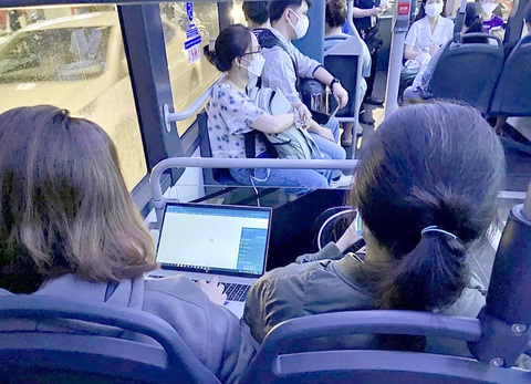 Dân mong Khách ngồi làm việc có WiFi miễn phí khi đi xe buýt điện D4 - Ảnh: NGỌC HÀ