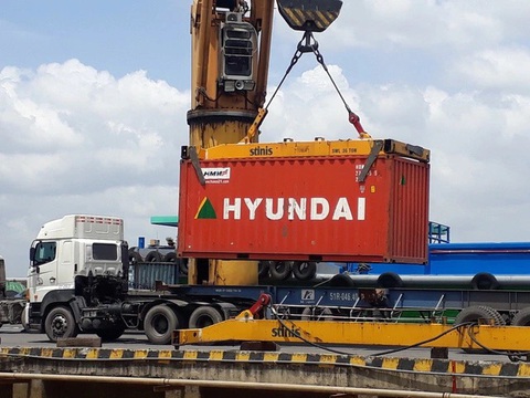 Tổng cục Hải quan giải thích lý do hệ thống thông quan điện tử bị tắc- Ảnh 1. Nhiều doanh nghiệp phản ảnh việc thực hiện thủ tục hải quan điện tử vô cùng khó khăn do hệ thống hải quan điện tử bị sự cố - Ảnh: L.THANH