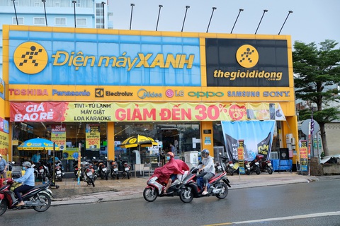 Chủ tịch Thế Giới Di Động muốn bán hàng triệu cổ phiếu MWG, có thể thu trăm tỉ- Ảnh 1. Tổng doanh thu hai chuỗi Thế Giới Di Động và Điện máy Xanh đều tăng trưởng trong tháng 4 vừa qua - Ảnh: BÔNG MAI