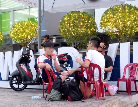 Hiểm họa thuốc lá điện tử chứa ma túy- Ảnh 2. Học sinh một trường THPT ở quận 3 (TP.HCM) hút thuốc lá điện tử - Ảnh: T.T.D.