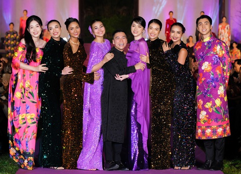 Dàn hoa hậu, á hậu cùng diễn viên Bình An mừng nhà mốt 8X có đêm diễn thành công ở Yên Tử, Quảng Ninh. Dàn hoa hậu, á hậu cùng diễn viên Bình An mừng nhà mốt 8X có đêm diễn thành công ở Yên Tử, Quảng Ninh.