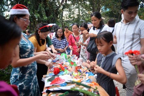 Trong không gian tràn ngập âm thanh từ các dàn hợp xướng, nhiều người dân đến từ nhiều quốc gia cùng cất cao tiếng hát các ca khúc Giáng sinh. Trao đổi với Tuổi Trẻ Online, chị Nguyễn Thị Hằng cho biết chị đưa hai con theo để các bé thêm hiểu biết về văn hóa nước ngoài - Ảnh: HẢI QUỲNH Trong không gian tràn ngập âm thanh từ các dàn hợp xướng, nhiều người dân đến từ nhiều quốc gia cùng cất cao tiếng hát các ca khúc Giáng sinh. Trao đổi với Tuổi Trẻ Online, chị Nguyễn Thị Hằng cho biết chị đưa hai con theo để các bé thêm hiểu biết về văn hóa nước ngoài - Ảnh: HẢI QUỲNH