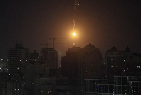 Một máy bay không người lái nổ tung trên bầu trời thành phố Kiev vào ngày 25-11 - Ảnh: REUTERS Một máy bay không người lái nổ tung trên bầu trời thành phố Kiev vào ngày 25-11 - Ảnh: REUTERS