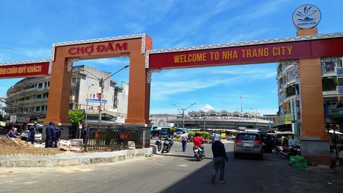 Kiến nghị không phá bỏ mà phải tôn tạo chợ Đầm tròn Nha Trang- Ảnh 2. Cổng chợ Đầm Nha Trang vừa được