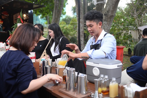 Chị Duy (ngụ quận 2) cho biết chị từng du học ở Pháp, chị tham gia hội chợ lần này để tìm lại một chút ký ức ở bên Pháp mà mình từng trải nghiệm. Nói với Tuổi Trẻ Online, hội chợ lần này gần như mang lại dc không khí bên Pháp. Chị Duy (ngụ quận 2) cho biết chị từng du học ở Pháp, chị tham gia hội chợ lần này để tìm lại một chút ký ức ở bên Pháp mà mình từng trải nghiệm. Chị nói với Tuổi Trẻ Online, hội chợ lần này gần như mang lại được không khí bên Pháp. "Có điểm khác là ở Pháp rất lạnh, còn ở TP.HCM thì khá nóng. Đây là điểm khác biệt duy nhất", chị Duy nêu so sánh - Ảnh: HẢI QUỲNH